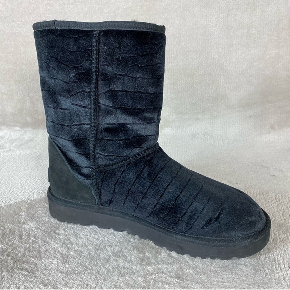 UGG Classic Short Croc Women's Boots Size 10 Black Velvet Sheepskin - Picture 6 of 10